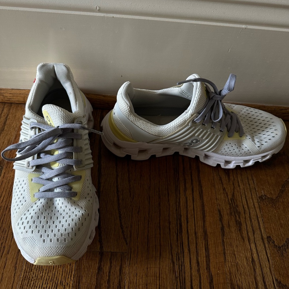 ON CLOUD tennis shoe perfect condition size 6